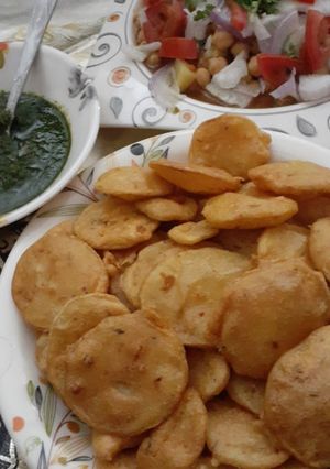 A picture of Aloo ke pakory with green chutney.