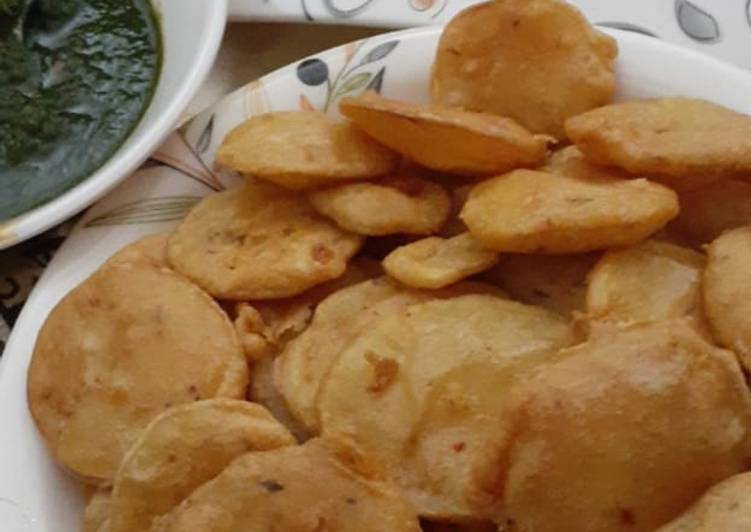 Recipe of Perfect Aloo ke pakory with green chutney