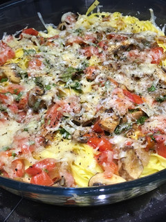 Una foto de Tagliatelle súper sabroso con champis, tomates y hierbas frescas 😀