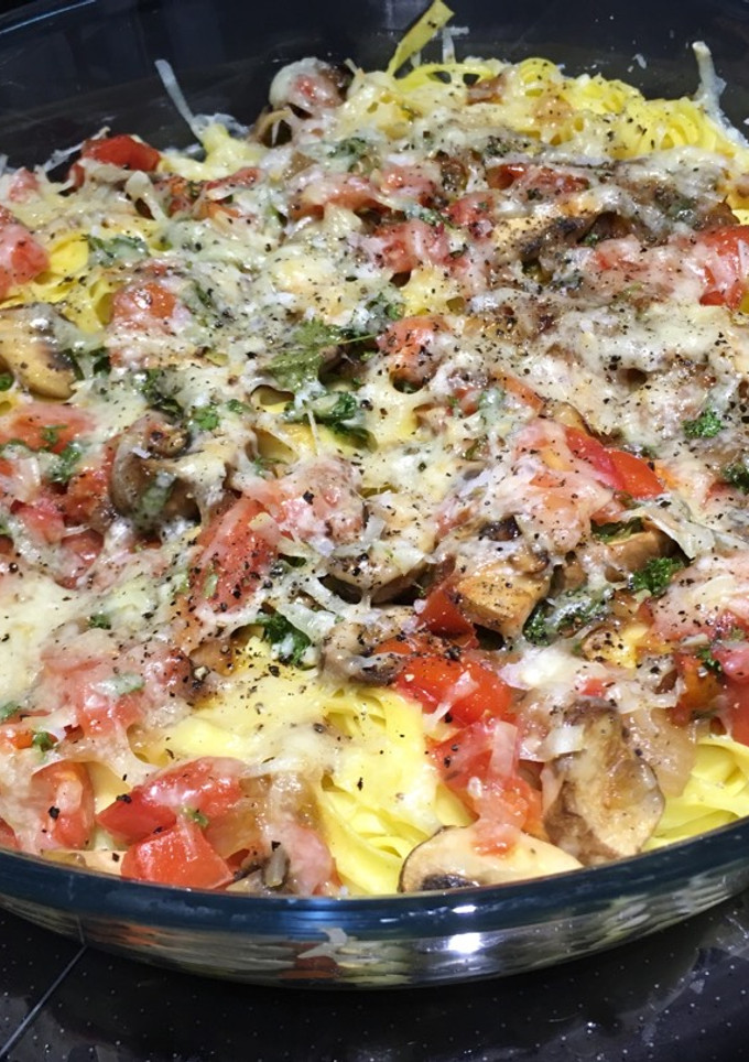 Una foto de Tagliatelle súper sabroso con champis, tomates y hierbas frescas 😀