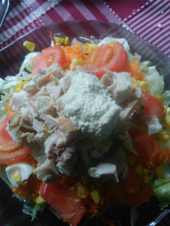 Una foto de Ensalada fresca de verano(con lo que tenemos)