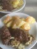 Lomo al vino tinto champiñones y papas al horno