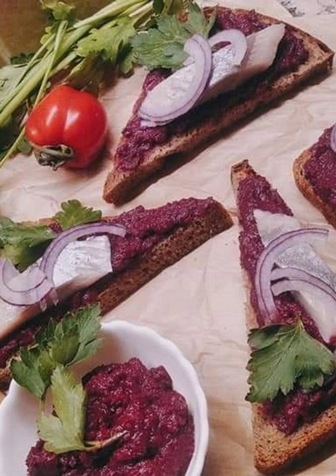 Канапки з оселедцем і буряковим мусом