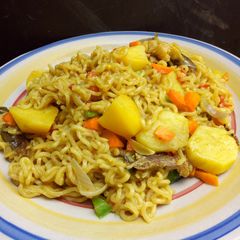 A picture of Noodles with potatoes and dried fish.