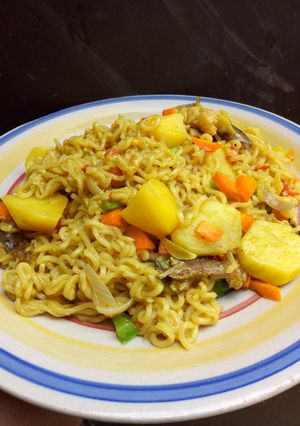 A picture of Noodles with potatoes and dried fish.