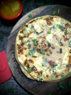 A picture of Spring onion paneer paratha.