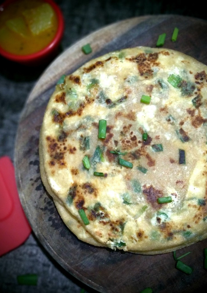 A picture of Spring onion paneer paratha.