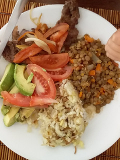 Una foto de Ensalada y lentejas
