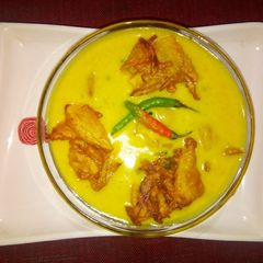 A picture of Pakoda kadhi.
