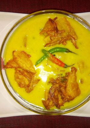 A picture of Pakoda kadhi.
