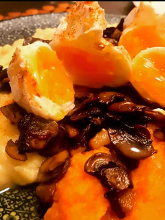 Una foto de Parmentier de patata y batata, champiñones y huevo poche con aceite de trufa