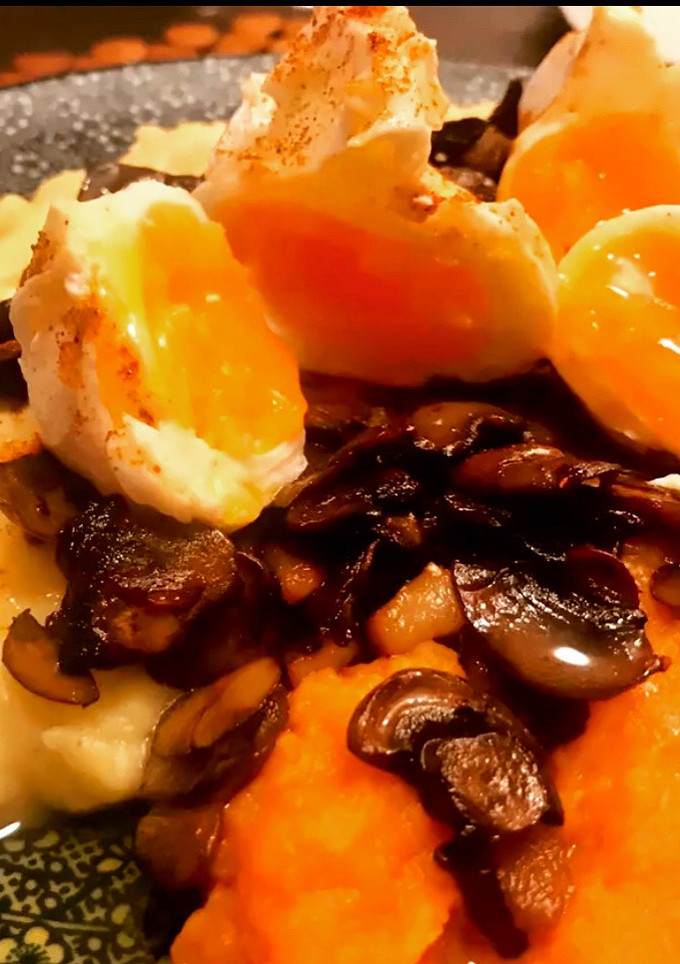 Una foto de Parmentier de patata y batata, champiñones y huevo poche con aceite de trufa