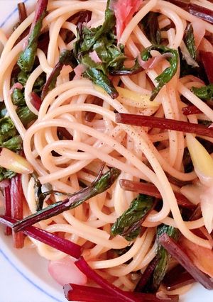 Hình của món 🌱 Mì Ý Xào Lá Củ Dền Đỏ (Vegan).