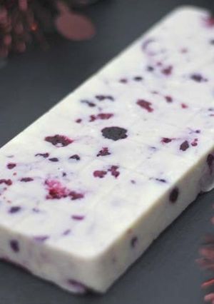 Una foto de Turrón de chocolate y arándanos