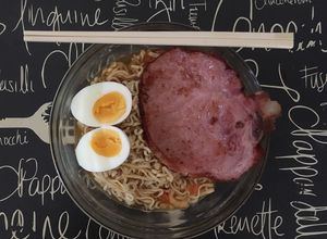 Una foto de Sopa Maruchan con chuleta y huevo