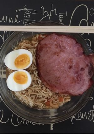 Una foto de Sopa Maruchan con chuleta y huevo