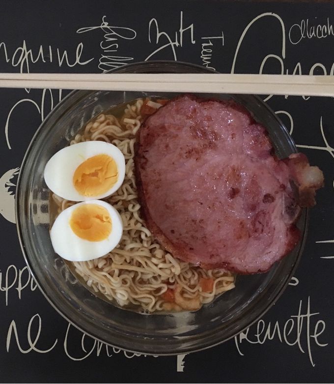 Una foto de Sopa Maruchan con chuleta y huevo