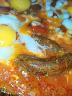 صورة لوصفة عجة سجق بصلصة الطماطم والبيض💛