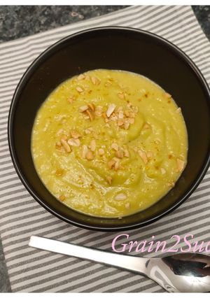 Une photo de Soupe de poireau-coco, curry et cacahuètes