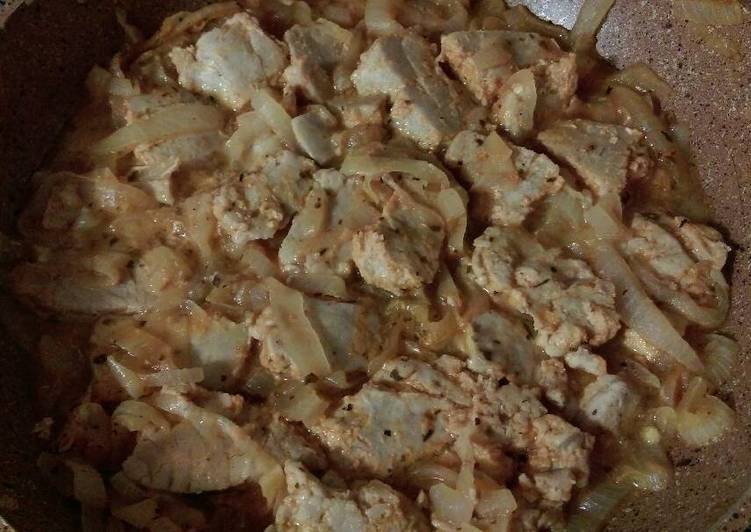 Atún encebollado