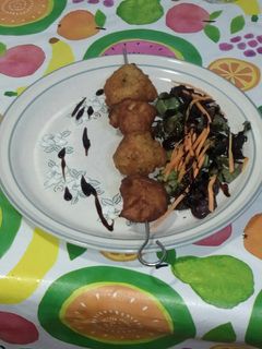 Una foto de Brocheta de buñuelos de yuca & pescado