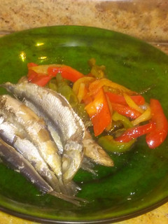 Una foto de Sardinas al papillote con verduras salteadas