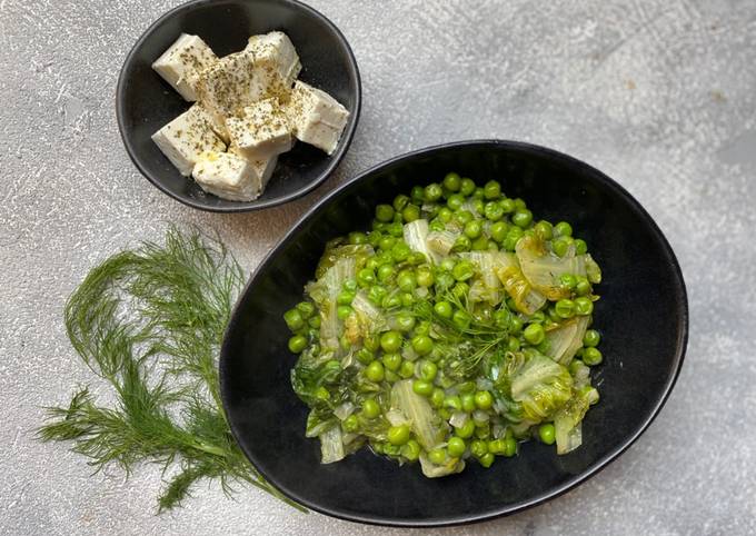 Erbsen und Romanasalat gekocht in Rinderbrühe