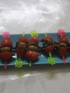 Una foto de Banderillas de anchoas, tomates y aceitunas