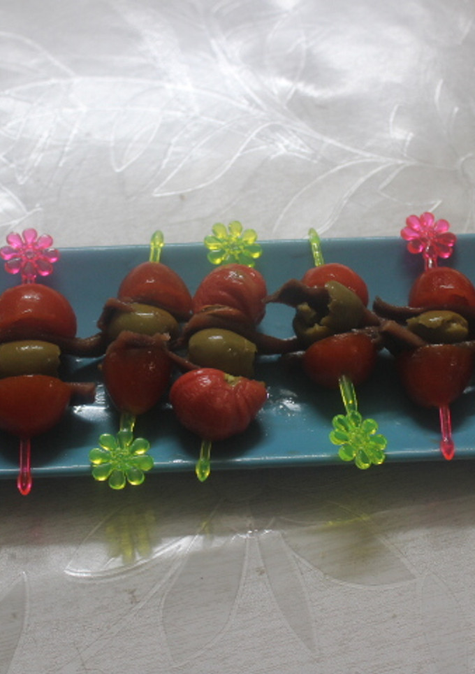Una foto de Banderillas de anchoas, tomates y aceitunas