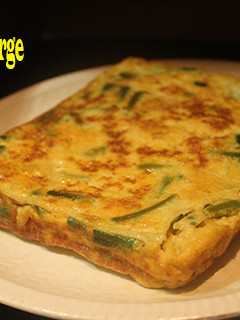 Una foto de Tortilla cuadrada de espárragos y gambas