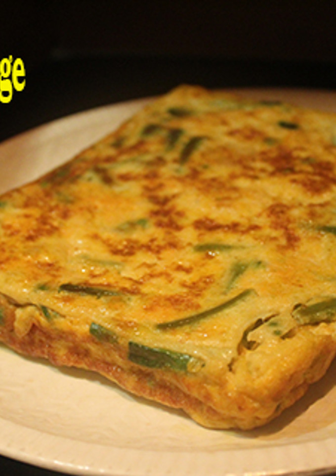 Una foto de Tortilla cuadrada de espárragos y gambas