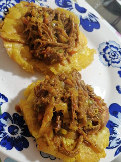 Una foto de Patacones con carne Desmechada