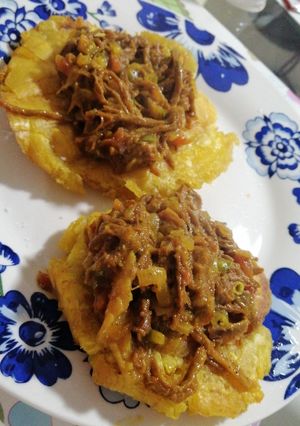 Una foto de Patacones con carne Desmechada