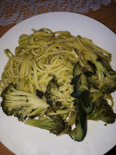 Una foto de Tallarines con salsa verde acompañado de verduras 🥦🥒🥑