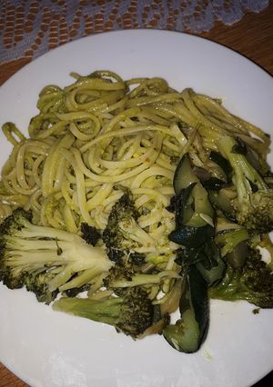 Una foto de Tallarines con salsa verde acompañado de verduras 🥦🥒🥑