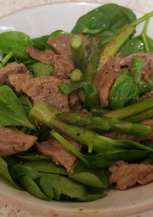 A picture of Beef Strips & Asparagus cooked in Garlic Butter.