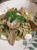 Linguine all acciughe, pesto di basilico, burrata e pistacchi con acciughe croccanti