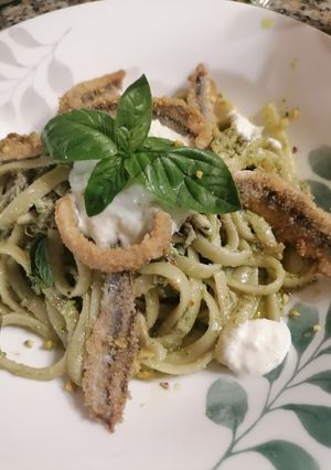 Foto di Linguine all acciughe, pesto di basilico, burrata e pistacchi con acciughe croccanti