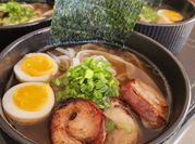 Una foto de ramen cerdo