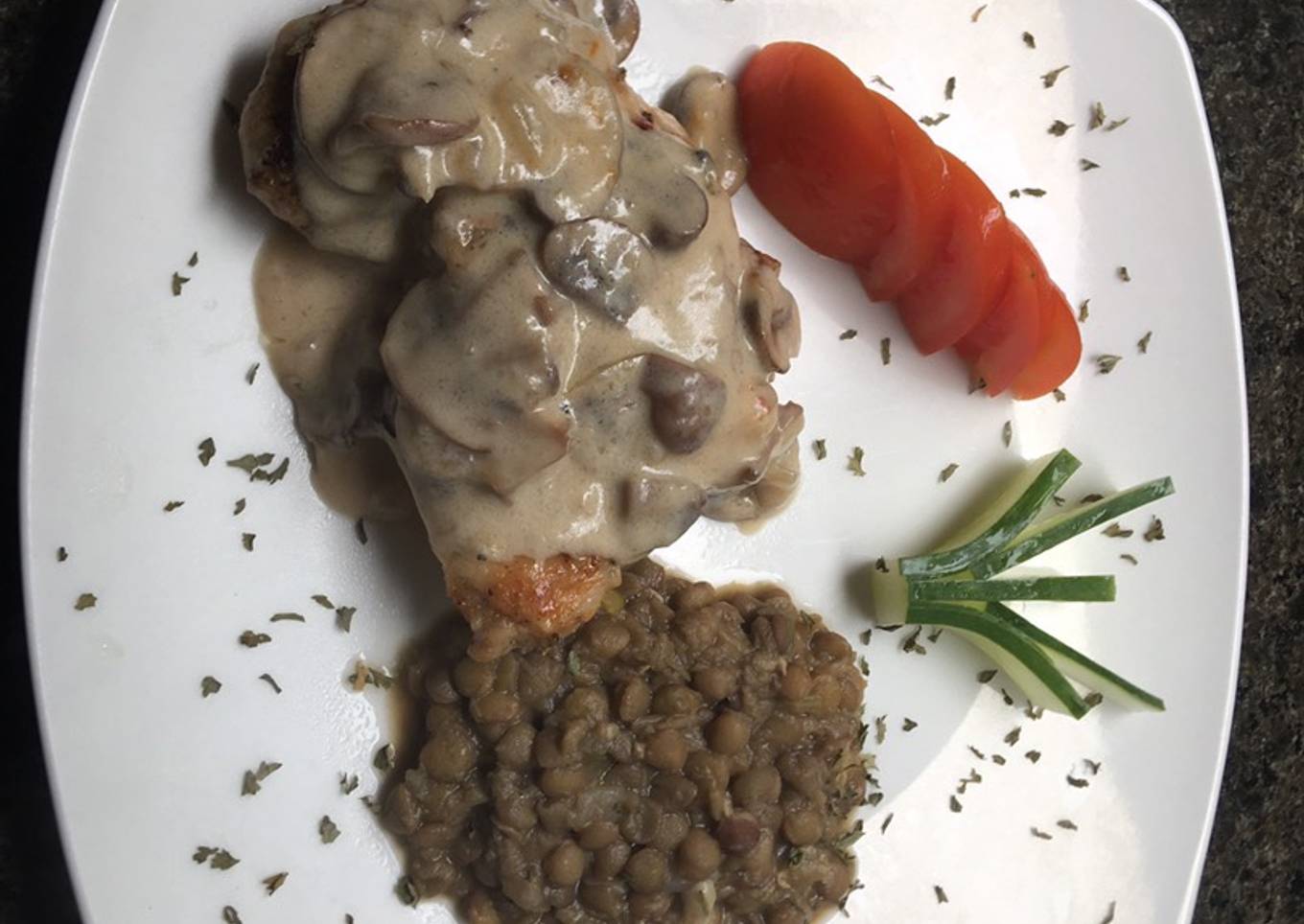 Pollo con crema de hongos