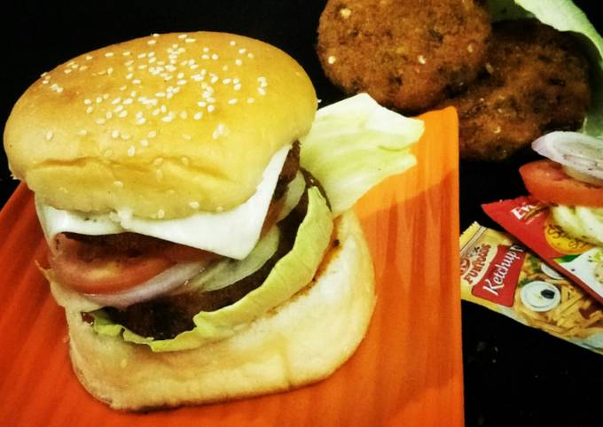 Veg aaloo tikki burger