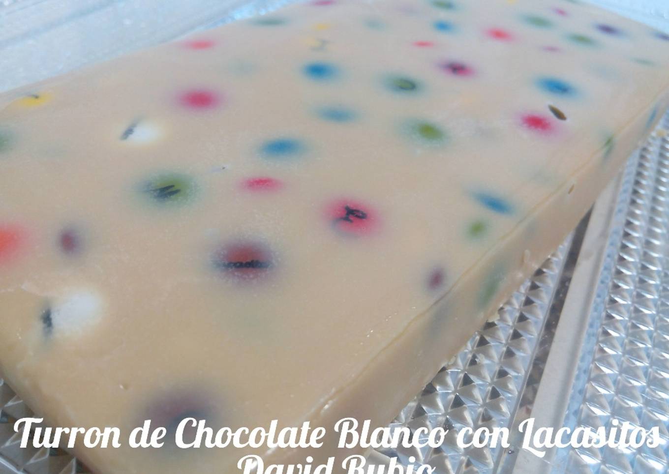 Turrón de Chocolate Blanco con Lacasitos