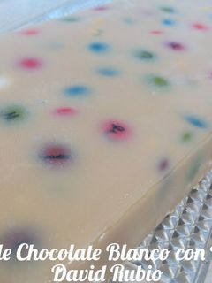 Una foto de Turrón de Chocolate Blanco con Lacasitos