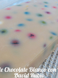 Una foto de Turrón de Chocolate Blanco con Lacasitos