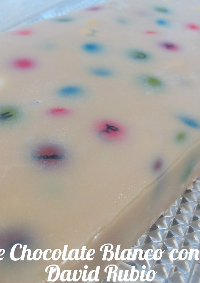 Una foto de Turrón de Chocolate Blanco con Lacasitos