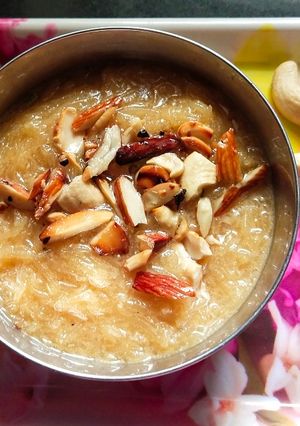 गुड़ मिश्री सेवई (gur mishri sevai recipe in Hindi) रेसिपी मुख्य फोटो