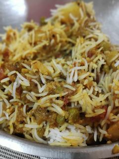 વેજી લેયર્ડ બિરયાની (Veggie Layered Biryani Recipe In Gujarati) રેસીપી મુખ્ય ફોટો