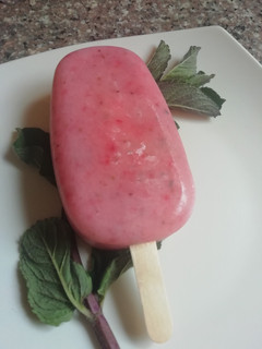 Una foto de Helado de frutilla con menta
