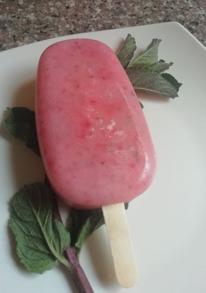 Una foto de Helado de frutilla con menta