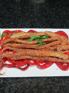 Una foto de Pescadilla rebozada sobre pimiento rojo- novatos